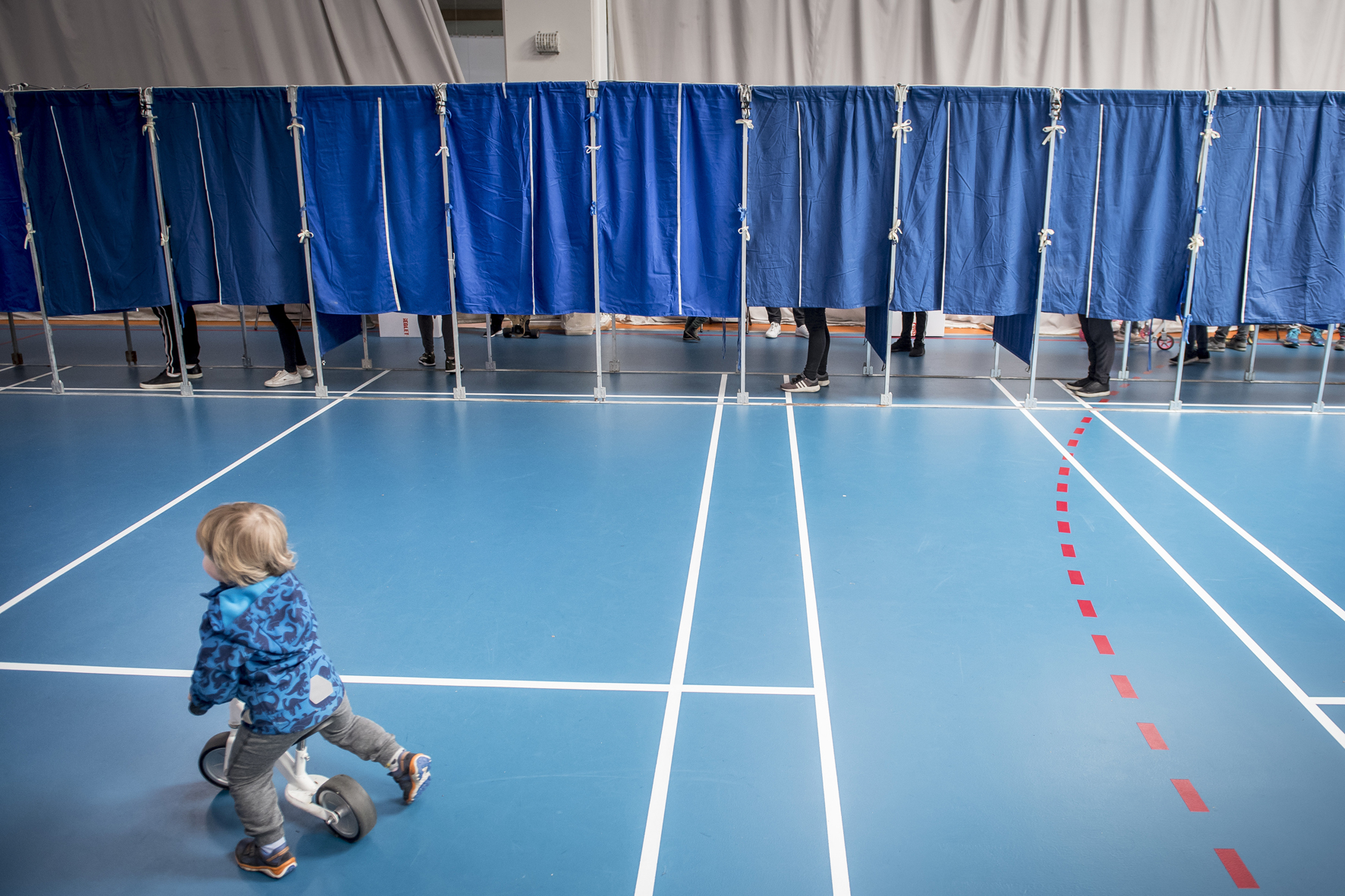 People stand behind booths as they vote in the European Parliament elections at a polling station on May 26, 2019 in Copenhagen. (Photo by Mads Claus Rasmussen / Ritzau Scanpix / AFP) / Denmark OUT