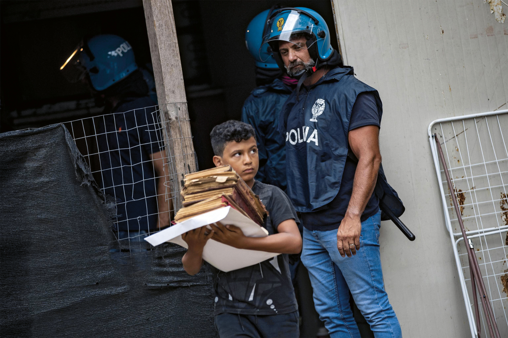A child goes away from the former occupied school in Via Cardinal Domenico Capranica in Primavalle district, Rome, Italy, 15 July 2019. Police evicting squatters from a former school on the outskirts of Rome were showered with objects from the windows on Monday. ANSA/Massimo Percossi