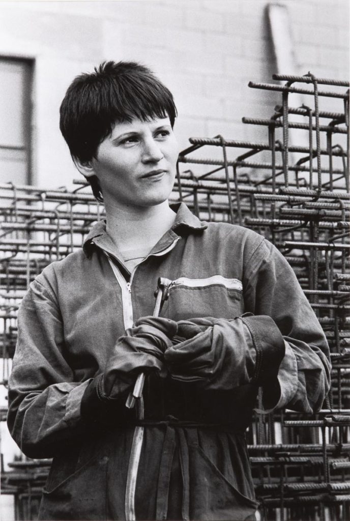 © PAOLA AGOSTI Giovane operaia ferraiola in cantiere, Forlì, 1978
