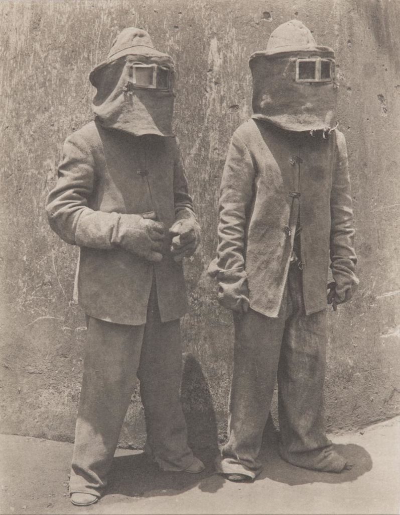 MANUEL ÁLVAREZ BRAVO Vigili del fuoco, Messico 1935 © Archivo Manuel Álvarez Bravo, S.C