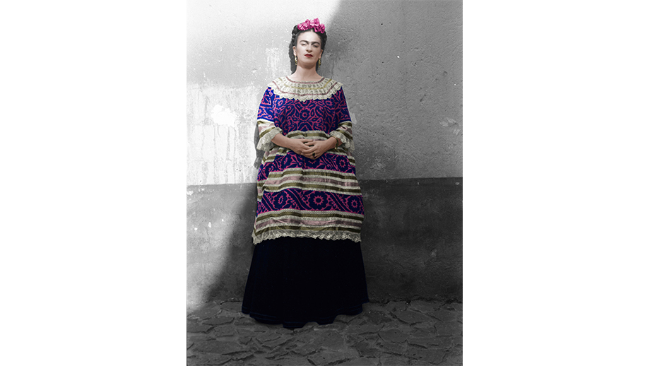 Leo Matiz Frida davanti la Casa Azul Coyoacàn, Città del Messico, 1944 Fotografia a colori © Fondazione Leo Matiz