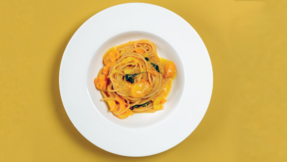 Spaghetti integrali con pomodorini gialli, curcuma, zenzero e basilico