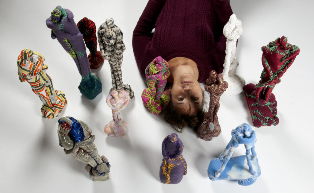 Florencia Martinez fra le sue opere dal titoli Abbracci esposte prossimamente in Gilda Contemporary Art