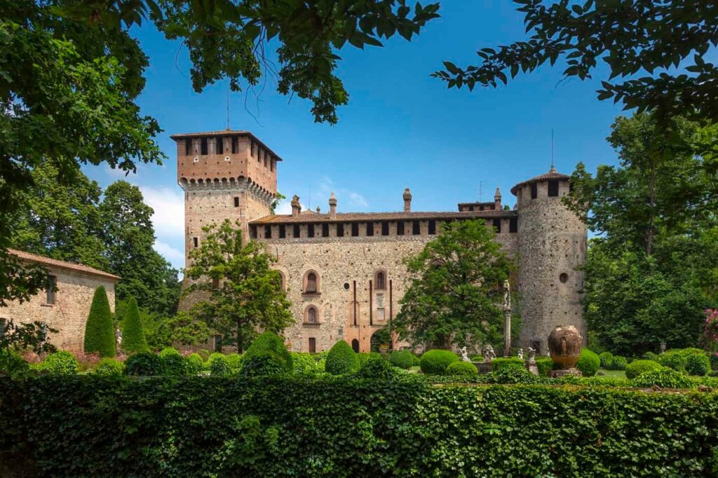 Vista frontale del Castello di Grazzano Visconti