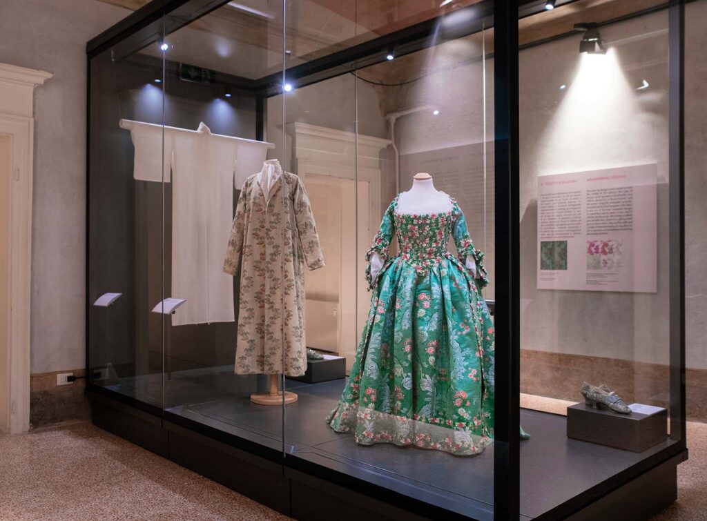 Mostra-Settecento-vetrina robe a la francaise kimono e banyan-1760-1770