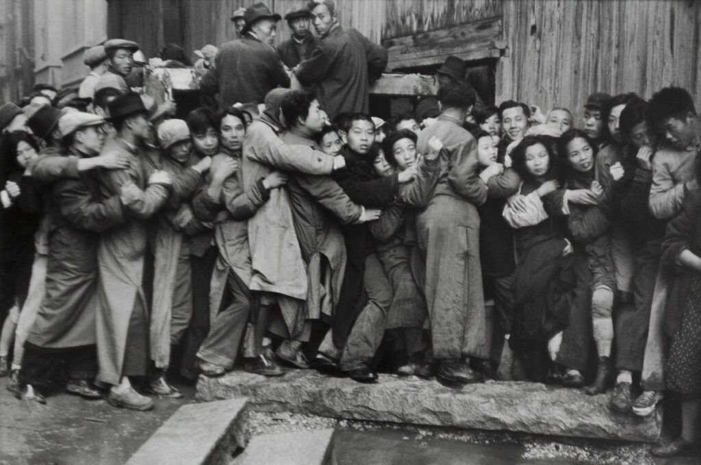 HENRI CARTIER-BRESSON - Gli ultimi giorni del Kuomintang (crollo del mercato), Shanghai, China, 1948-1949 © Fondation Henri Cartier-Bresson/Magnum Photos