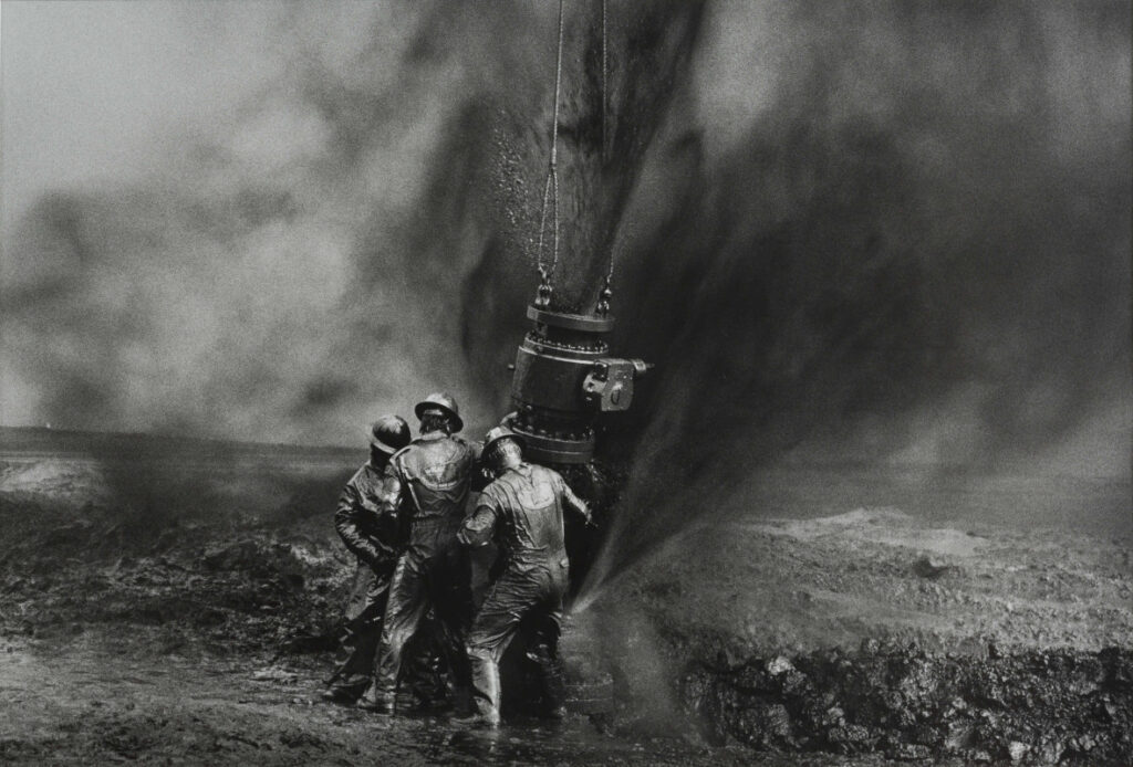 SEBASTIÃO SALGADO Pozzo petrolifero, Burhan, Kuwait © Sebastiao Salgado/Amazonas Images/Contrasto