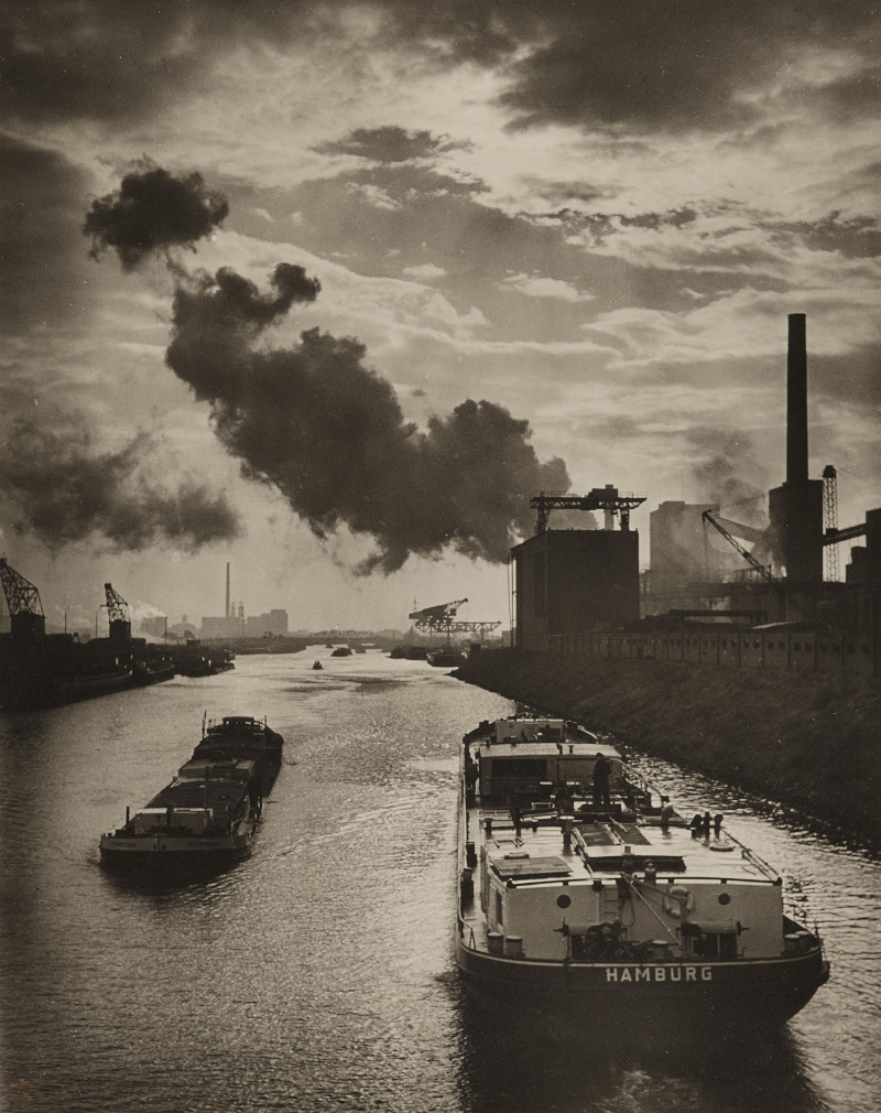 RUTH HALLENSLEBEN Carbone e carburante sul Rhein-Herne-Kanal a Gelsenkirchen, 1995 © Ruth Hallensleben Archive, courtesy of Anton Laska