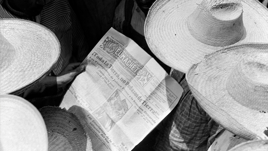 Tina Modotti, Campesinos leyendo el Machete, FECHA ca. 1929, Lugar, Ciudad de México, Distrito Federal, Mexico, inv 35319 © SC.INAH.SINAFO.FN