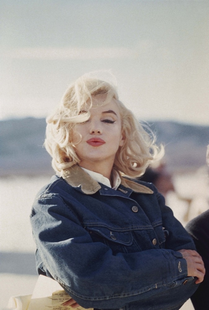 USA. 1960. US actress Marilyn MONROE on the Nevada desert during the filming of "The Misfits", directed by John HUSTON.