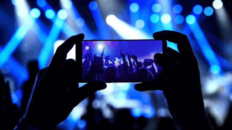 persone che fanno foto al concerto