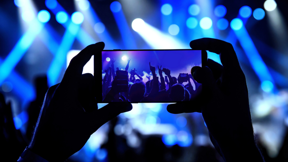 persone che fanno foto al concerto